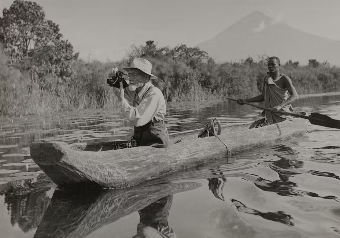 Swiss geologist Arnold Heim on an expedition to Virunga on Lake Mutanda (Uganda) in 1954. ETH-BIBLIOTHEK ZÜRICH / MUSÉE NATIONAL ZURICH